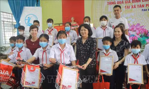 Nối nhịp yêu thương đến với trẻ em khó khăn Việt Nam