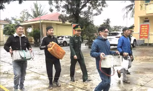 Người dân tự nguyện giao nộp vũ khí, vật liệu nổ và các loại pháo