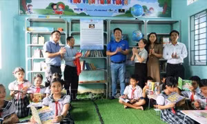 Trao tặng 'Tủ sách Đinh Hữu Dư' tại huyện miền núi Ba Tơ, Quảng Ngãi