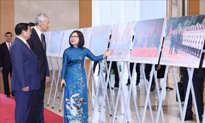 Thủ tướng Phạm Minh Chính và Thủ tướng Lý Hiển Long xem trưng bày ảnh về hợp tác Việt Nam - Singapore