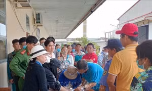 Hỗ trợ khẩn cấp 900 lao động bị doanh nghiệp nợ lương ở Bình Dương