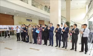 Triển lãm ảnh 'Quan hệ Việt Nam - Lào: Trường tồn và phát triển'