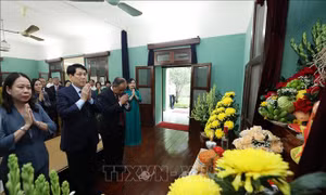 Chủ tịch nước Lương Cường dâng hương tưởng niệm Bác Hồ tại Phủ Chủ tịch