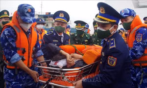 Nghệ An: Kịp thời đưa 5 ngư dân bị nạn trên biển vào bờ cấp cứu