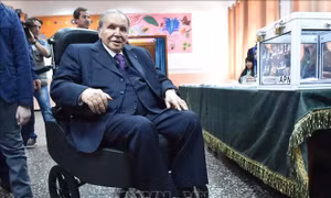 Tổng thống Algeria đệ đơn từ chức