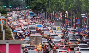 Nhiều tuyến phố Hà Nội ùn tắc vì cơn mưa vào giờ tan tầm