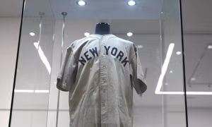 Kỷ lục hơn 24 triệu USD cho chiếc áo đấu của huyền thoại bóng chày Mỹ Babe Ruth