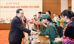 Chủ tịch Quốc hội Trần Thanh Mẫn gặp mặt các đại biểu nhận Giải thưởng Vừ A Dính