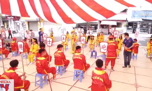 Độc đáo thi đấu trình diễn cờ người tại phố đi bộ Hồ Gươm