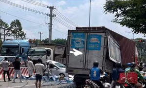 Bình Dương: Xe tải va chạm liên hoàn, hai người thương vong