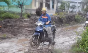 Sóc Trăng: Người dân khổ sở vì đường thi công chậm, dở dang