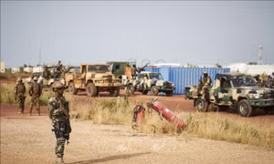 Mali: Phiến quân tấn công đoàn xe được hộ tống khiến 32 người thiệt mạng
