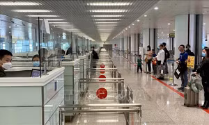 Cảng Nội Bài đón chuyến bay quốc tế đầu tiên trong ngày mở cửa du lịch