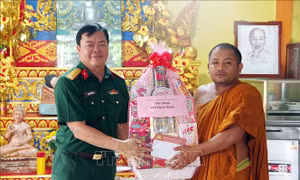 Quân khu 9 chúc Tết cổ truyền Chôl Chnăm Thmây đồng bào Khmer tại Sóc Trăng