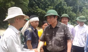 Đồng chí Phạm Minh Chính thăm hỏi, động viên người dân bản Sa Ná bị thiệt hại do lũ lụt