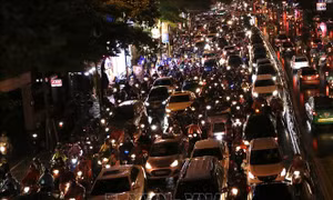 Nhiều tuyến phố Hà Nội bị ùn tắc nghiêm trọng sau cơn mưa lớn
