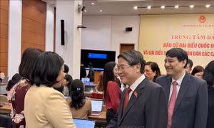 Phó Chủ tịch Quốc hội Nguyễn Đức Hải thăm, động viên phóng viên tác nghiệp bầu cử
