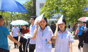 Thiết thực tiếp sức cho học sinh thi lớp 10 khi trời nắng nóng gay gắt