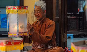 Nghệ nhân 80 năm giữ nghề làm đèn kéo quân