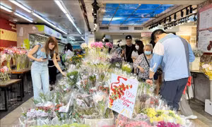 Nhộn nhịp thị trường hoa tươi và quà tặng nhân Ngày của Mẹ tại Hong Kong (Trung Quốc)