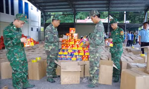 Lạng Sơn: Phát hiện số lượng lớn pháo nổ giấu trong các thùng hàng nông sản
