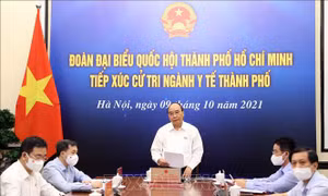 Chủ tịch nước Nguyễn Xuân Phúc tiếp xúc cử tri ngành y tế Thành phố Hồ Chí Minh