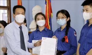 Trao học bổng du học Việt Nam cho học sinh Trường song ngữ Nguyễn Du tại Lào