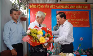 Đồng Tháp, Long An trao tặng Huy hiệu cho đảng viên cao tuổi dịp 3/2