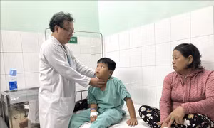 Gắp viên thuốc còn trong vỉ ra khỏi thực quản bé trai 10 tuổi