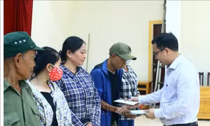 Hơn 4,7 tỷ đồng hỗ trợ người dân huyện Kỳ Sơn tái thiết cuộc sống sau lũ