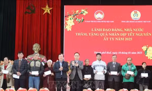 Đồng chí Lê Hoài Trung trao quà Tết cho đoàn viên, người lao động TP Huế