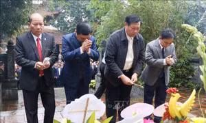 Dâng hương tưởng niệm Đại danh y Hải Thượng Lãn Ông Lê Hữu Trác