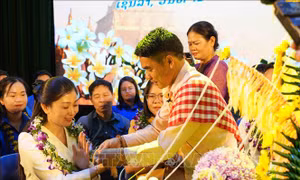 Thắm tình hữu nghị đặc biệt Việt Nam - Lào
