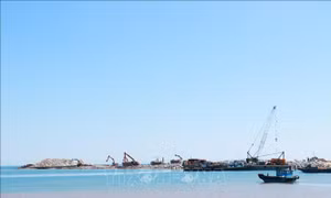 Hối hả từng ngày vì khát vọng trung chuyển Đông - Tây