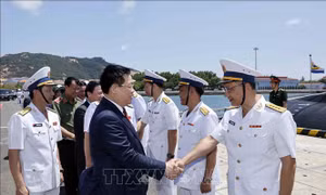 Chủ tịch Quốc hội Vương Đình Huệ thăm Lữ đoàn tàu ngầm 189
