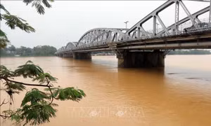 Lũ trên các sông tại Hà Tĩnh, Quảng Bình, Thừa - Thiên Huế đang xuống, nguy cơ sạt lở đất vẫn cao 