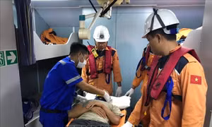 Kịp thời đưa ngư dân bị tai nạn trên vùng biển Trường Sa vào bờ cấp cứu