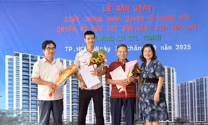 Công ty TNHH Chung Trang Linh bàn giao nhiều sổ hồng cho người dân