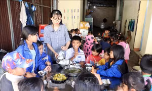 Kon Tum: Bữa cơm yêu thương 'nâng bước' học sinh đến trường