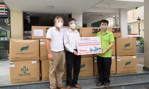 EVNSPC cùng báo Tiền Phong trao tặng lượng lớn vật tư y tế, máy tính cho hai bệnh viện tuyến cuối