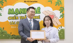 Chứng khoán KB Việt Nam tặng quà tại Bệnh viện Nhi Trung ương