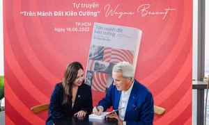 CEO AIA Việt Nam ra mắt sách 'Trên mảnh đất kiên cường'