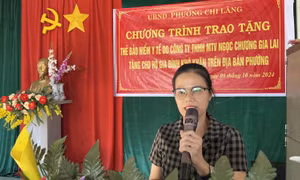 Trao tặng 42 thẻ BHYT cho người có hoàn cảnh khó khăn trên địa bàn phường Chi Lăng