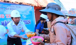 PC Kon Tum tổ chức chương trình bữa ăn yêu thương tại huyện Tu Mơ Rông