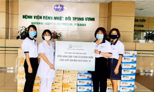 Tặng sản phẩm dinh dưỡng tiếp sức cho tuyến đầu chống dịch