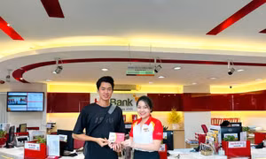 Khách hàng bất ngờ khi đăng ký App HDBank quay trúng 5 triệu đồng