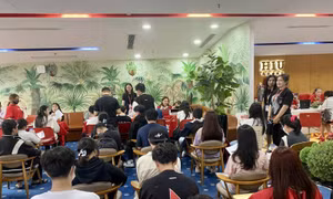 Hơn 500 tân sinh viên làm thủ tục nhập học tại HIU