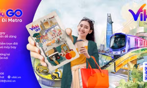 Người dân nhận thẻ đi metro VikkiGO miễn phí