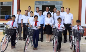 Phú Yên: Trao giếng nước sạch và hàng trăm suất quà cho học sinh miền núi 