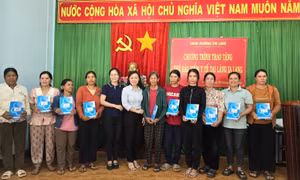 Trao tặng 100 thẻ bảo hiểm cho hộ khó khăn người dân tộc thiểu số